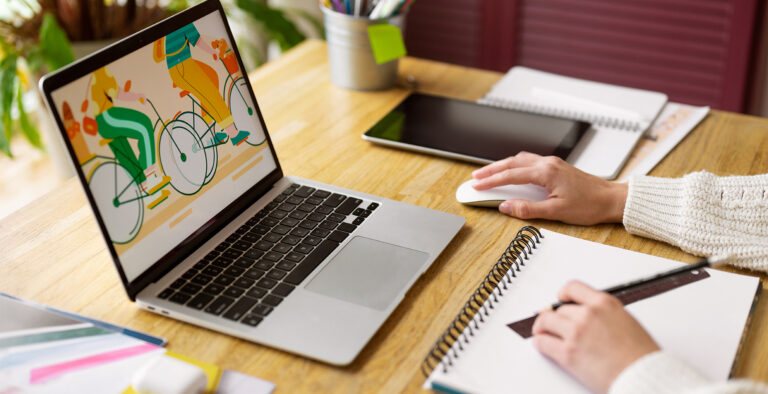 Estudio de diseño gráfico en Medellín creando identidad visual de marca.