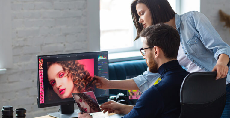 Profesional de diseño gráfico en Medellín revisando piezas para campañas multicanal.